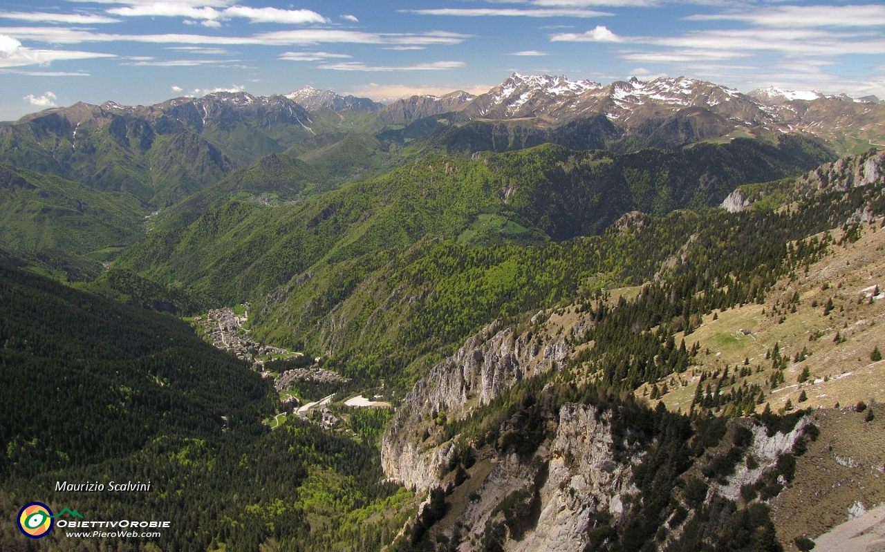 55 Panorama su Piazzatorre e la Valle Brembana occidentale....JPG